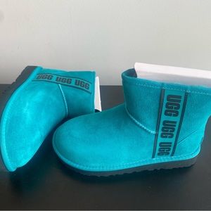 Brand NEW Women’s Ugg Classic amino Size 6